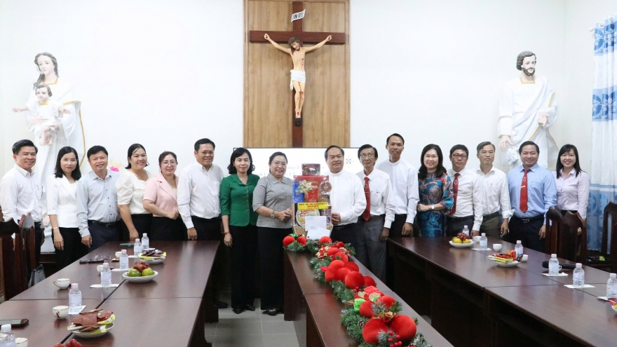 Thăm, chúc mừng các cơ sở tôn giáo tại Cần Thơ dịp Giáng sinh 2025