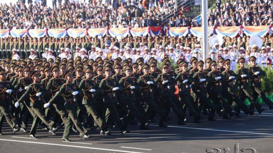 Toàn cảnh lễ diễu binh, diễu hành kỷ niệm 50 năm Quốc khánh nước CHDCND Lào