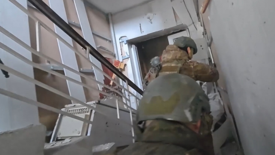 Cận cảnh lính Nga di chuyển trong Pokrovsk, truy kích lực lượng Ukraine cố thủ