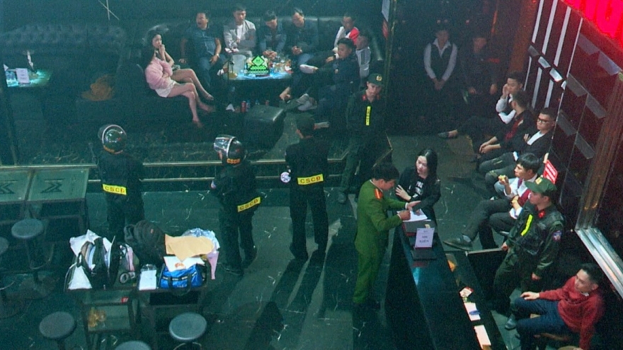 Công an đột kích 2 quán bar ở Ninh Bình, bắt giữ 12 người liên quan ma túy