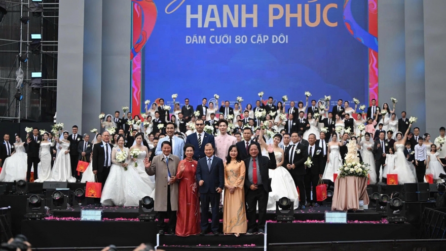 Mass wedding of 80 couples energizes Vietnam Happy Fest in Hanoi