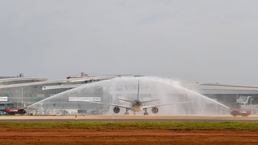 Chuyến bay đầu tiên của Boeing 787 Dreamliner hạ cánh xuống sân bay Long Thành