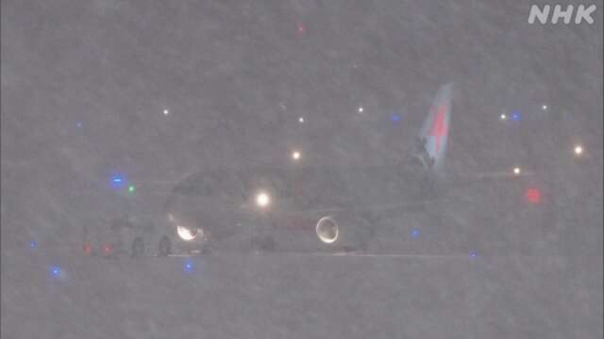 Băng tuyết gây sự cố hàng không tại sân bay Shin Chitose của Nhật Bản