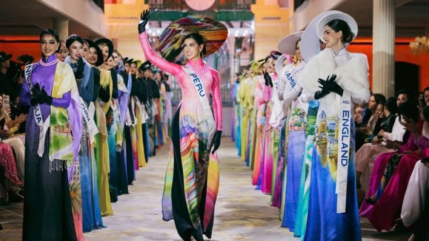 Foreign beauties dazzle in Ao Dai during Miss Cosmo fashion show