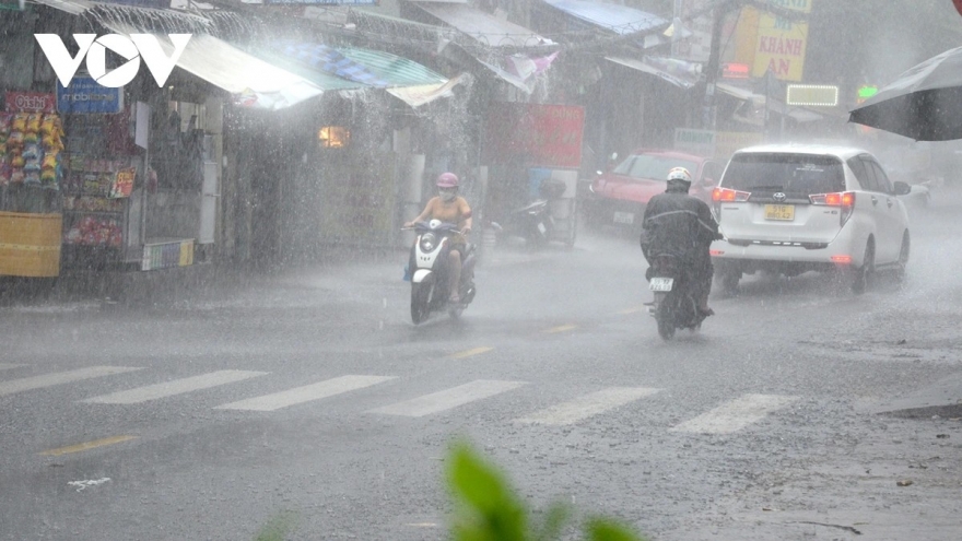 Miền Trung tiếp tục mưa to, cảnh báo nguy cơ ngập úng và sạt lở đất