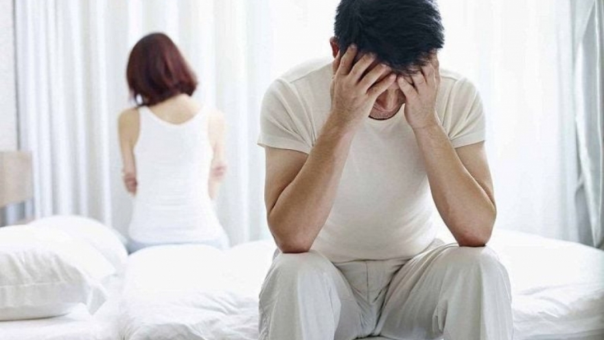 Áp lực vô hình của đấng mày râu trong "chuyện ấy" là "phải mạnh"