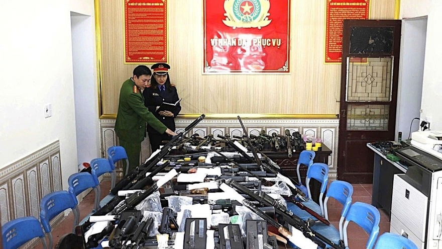 Major military weapons trafficking ring broken up, 42 arrested in Nghe An