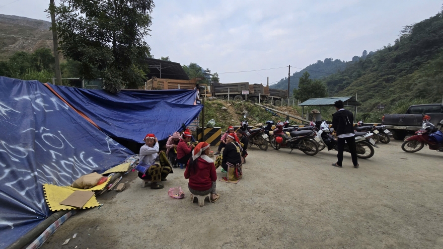Dân dựng lán, mỏ đồng Tả Phời, Lào Cai "đóng băng"