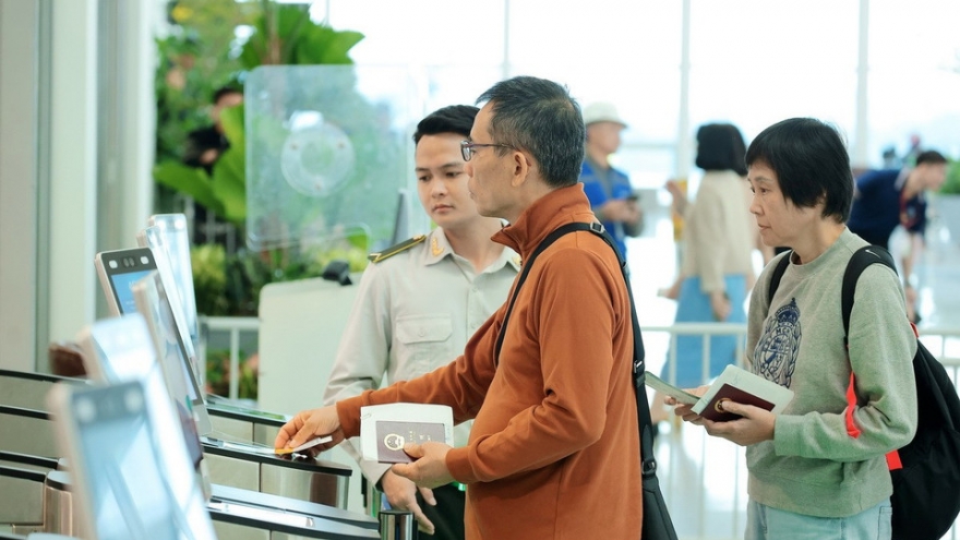 Những hành khách đầu tiên “xông đất” Nhà ga T2 Nội Bài mở rộng