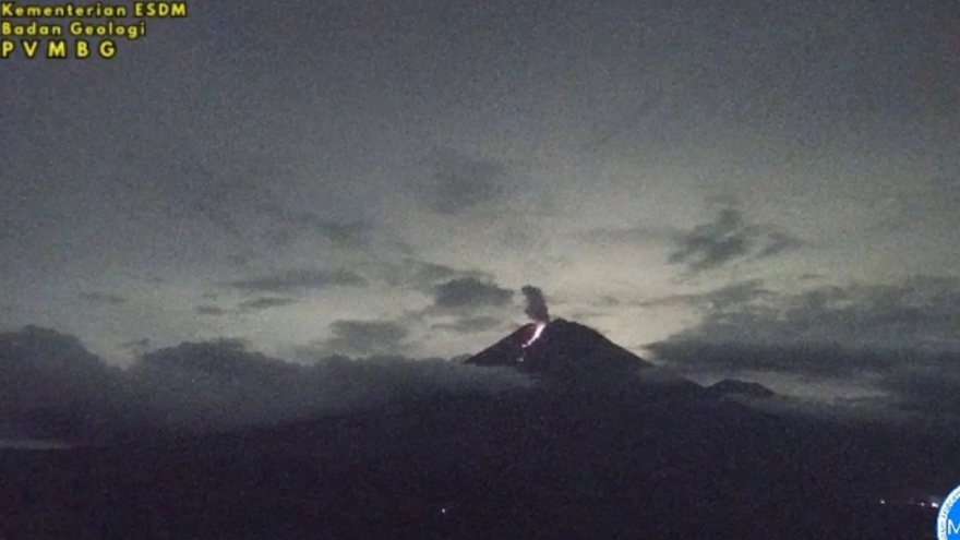 Núi lửa Semeru tại Indonesia liên tục phun trào, hàng chục ngôi nhà bị vùi lấp