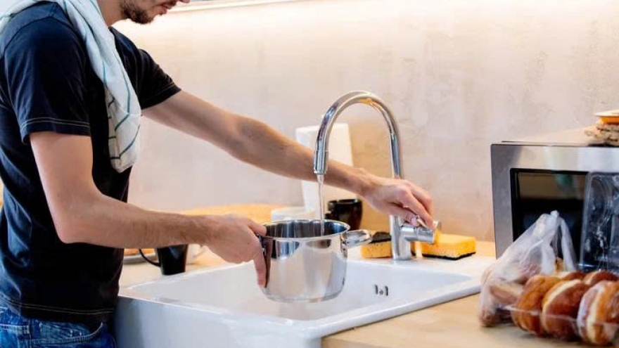 Có nên trực tiếp dùng nước máy để nấu ăn?