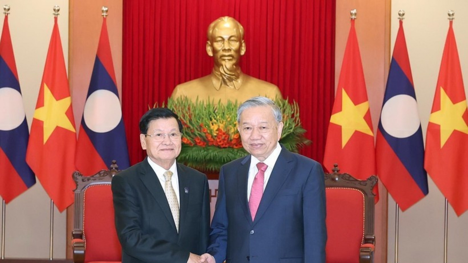 Vietnam extends congratulations to Laos on 50th National Day