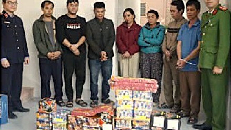 Bắt giữ 14 đối tượng liên quan tới đường dây mua bán pháo nổ