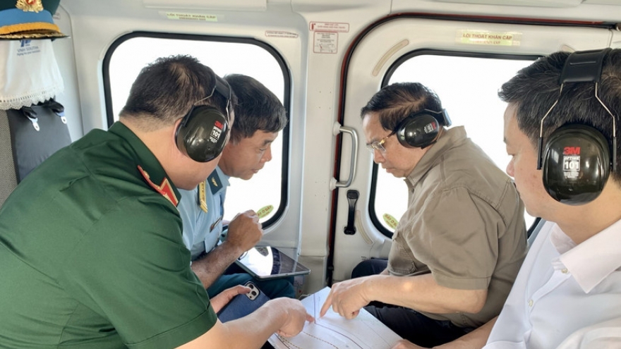 PM urges faster progress on key infrastructure projects in Dat Mui, Ca Mau