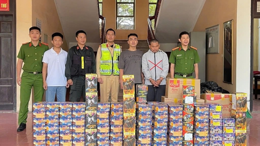 Bắt quả tang đối tượng vận chuyển hơn 300kg pháo nổ