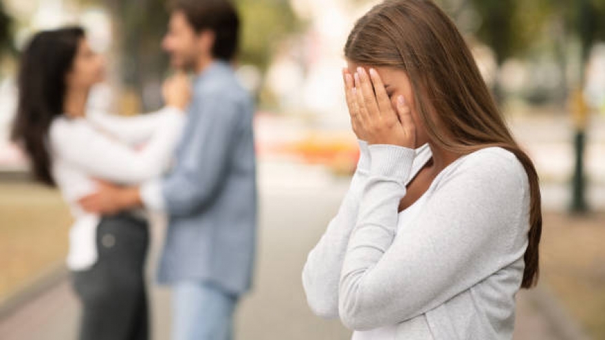 Chuyển đến biệt thự liền kề, tôi phát hiện chồng dan díu với mẹ đơn thân hàng xóm