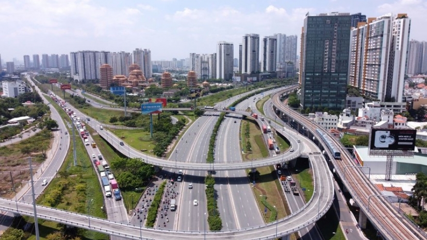 Pilot special mechanisms, policies serve development of Hanoi, HCM City, Da Nang