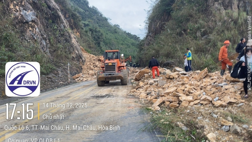 Sạt lở trên QL6 xã Mai Châu, Phú Thọ, 3 người bị vùi lấp, đang khẩn trương cứu nạn