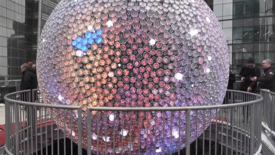 Quảng trường Thời đại (Mỹ): Hoàn tất “Quả cầu chòm sao” pha lê trước giao thừa