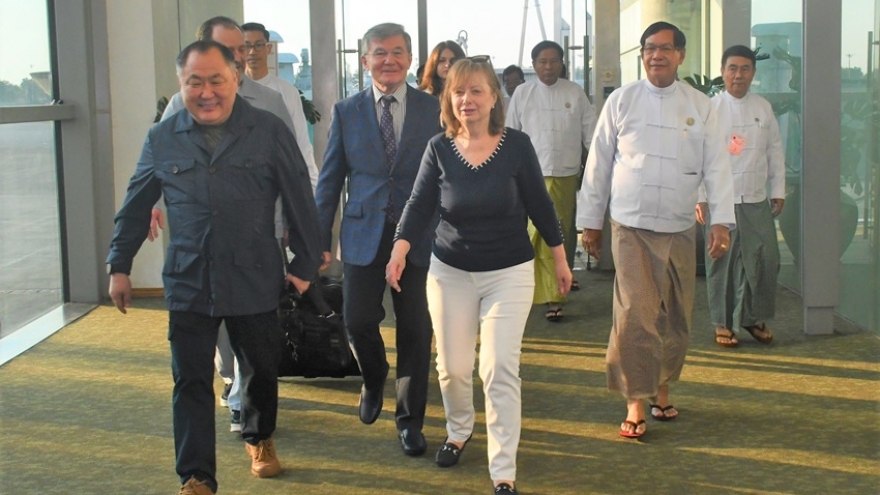 Myanmar đón quan sát viên quốc tế, bắt đầu kiểm đếm phiếu bầu cử sớm