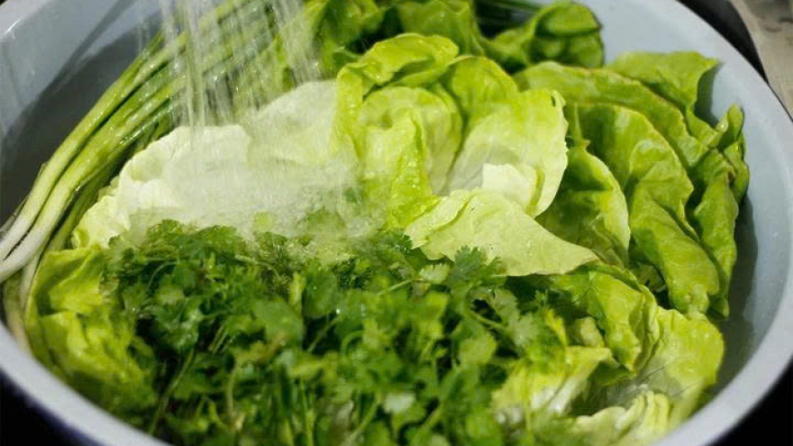 Rửa rau ngâm muối bao lâu là đủ sạch mà không làm nát rau?