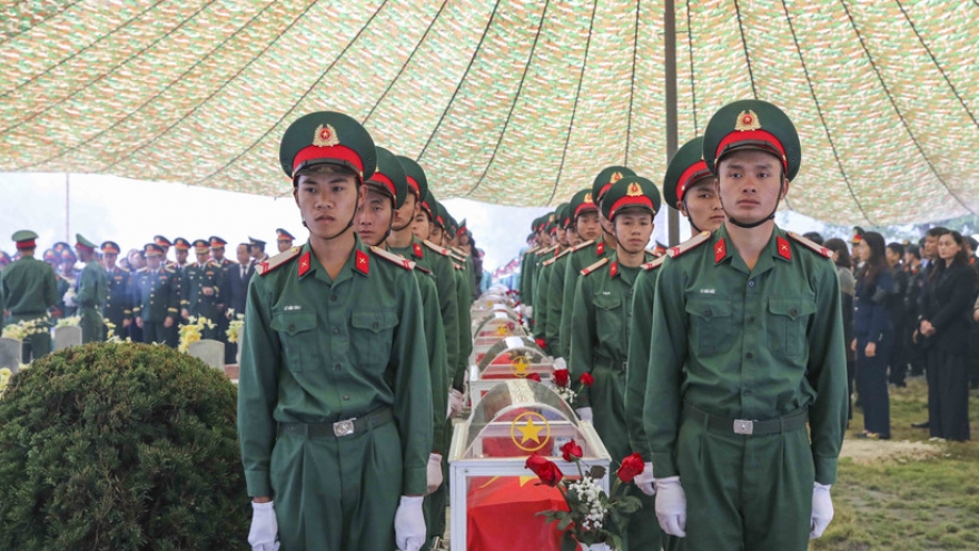 Remains of Vietnamese fallen soldiers, experts repatriated from Laos