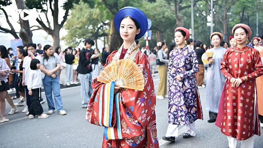 Revival of Nguyen-era marriage rites captivates Hanoi residents and visitors