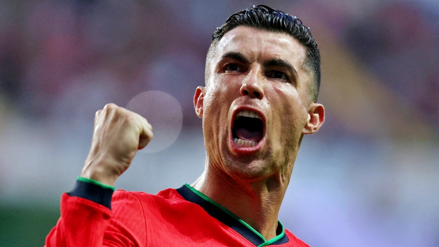 Ronaldo bất ngờ có thể tái xuất châu Âu