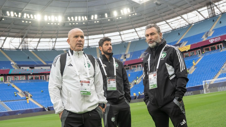 HLV Kim Sang Sik và U23 Việt Nam sắp đối đầu cựu danh thủ bóng đá Italia