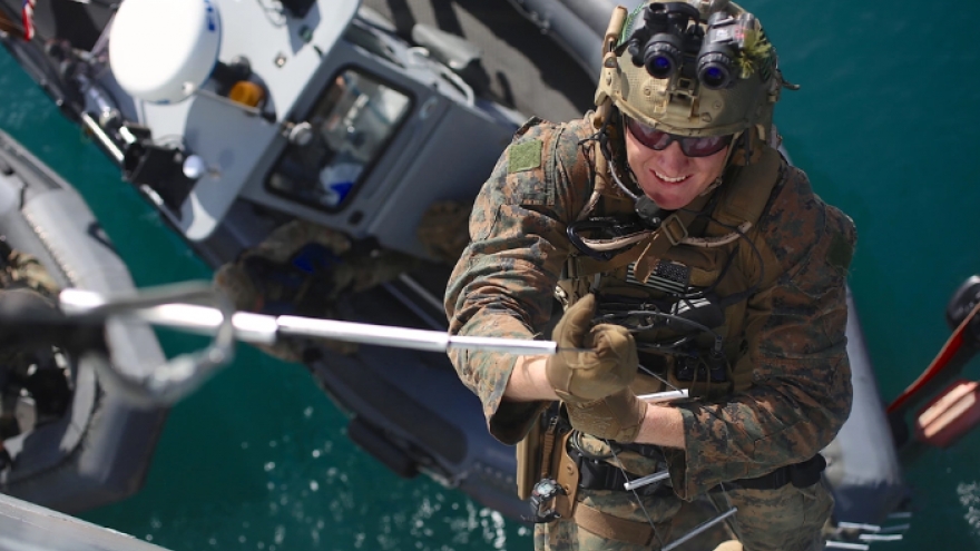 Hải quân Mỹ trục vớt thành công 2 máy bay bị rơi tại biển Đông