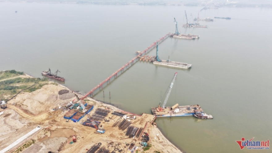 Cận cảnh đại công trường thi công cầu vượt sông Hồng gần 10.000 tỷ đồng