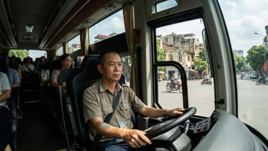 Lái xe buýt, xe trên 29 chỗ không được quá 57 tuổi