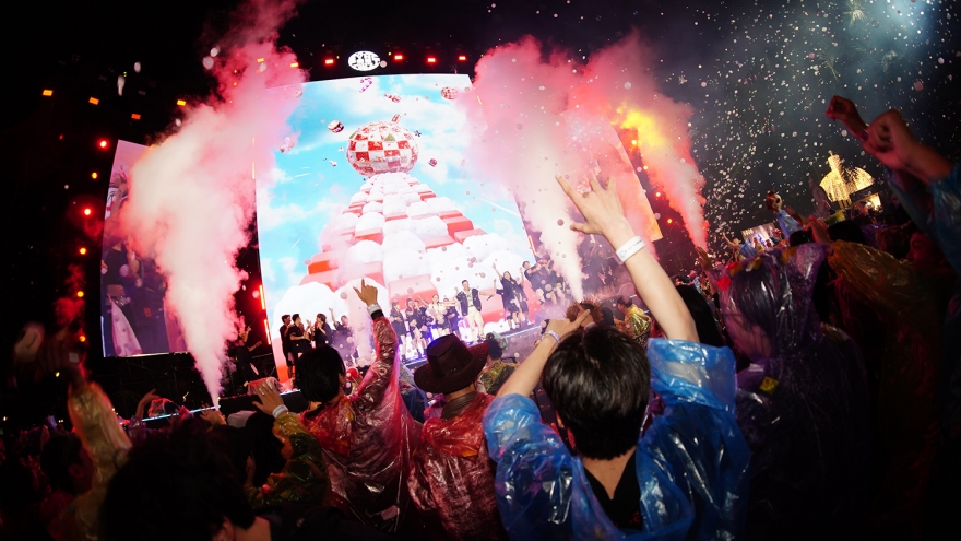 Đội mưa giữa đêm lạnh, giới trẻ vẫn quẩy hết mình tại SYNC Fest 2025