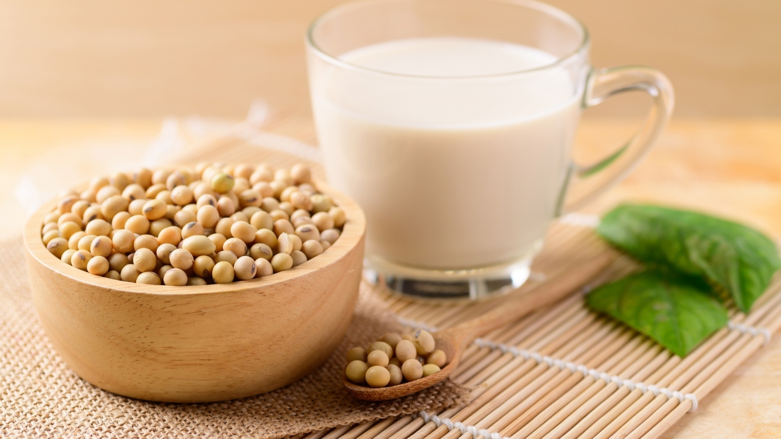 Uống sữa đậu nành có tăng kích cỡ vòng 1? Sự thật chị em cần biết