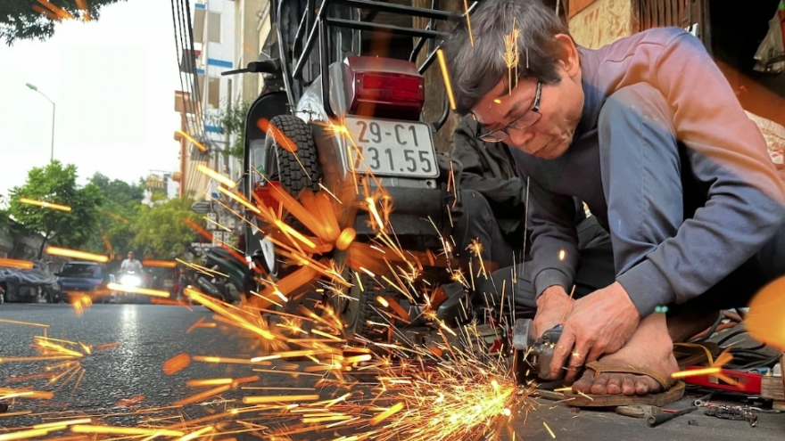 Nghề bơm vá xe đạp, xe máy trên phố ở Hà Nội sắp biến mất?