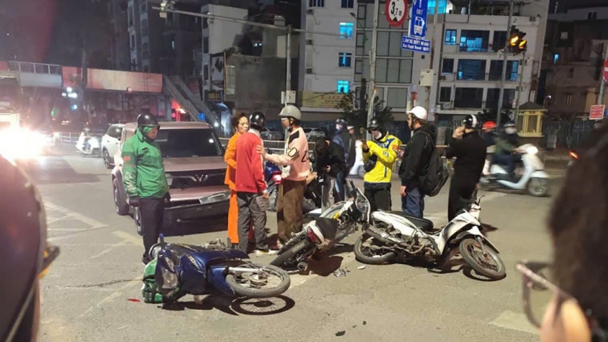 Ô tô tông liên hoàn xe máy khi chờ đèn đỏ ở Giảng Võ - Láng Hạ