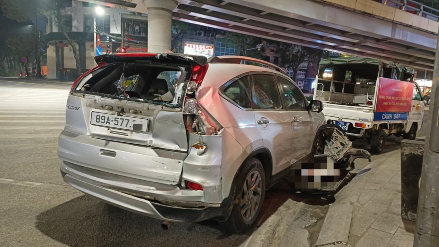 Tai nạn liên hoàn trong đêm ở đường Láng, Hà Nội khiến nhiều phương tiện hư hỏng