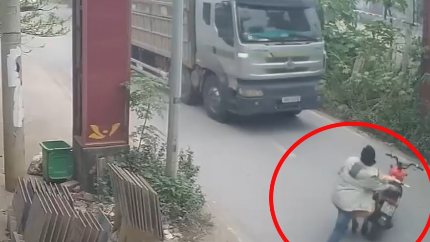 Tạm giữ đối tượng đẩy CSGT vào đầu xe tải rồi bỏ chạy