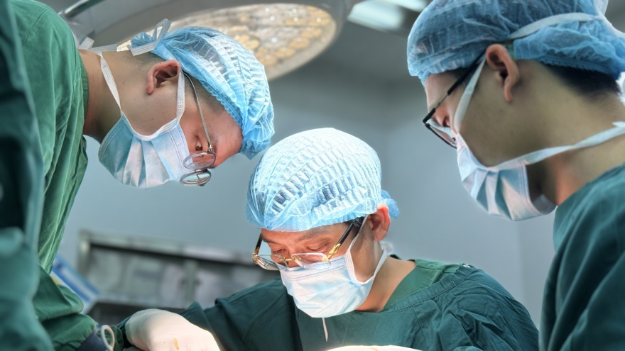 12 giờ vi phẫu nối lại bàn tay gần đứt rời 4 ngón