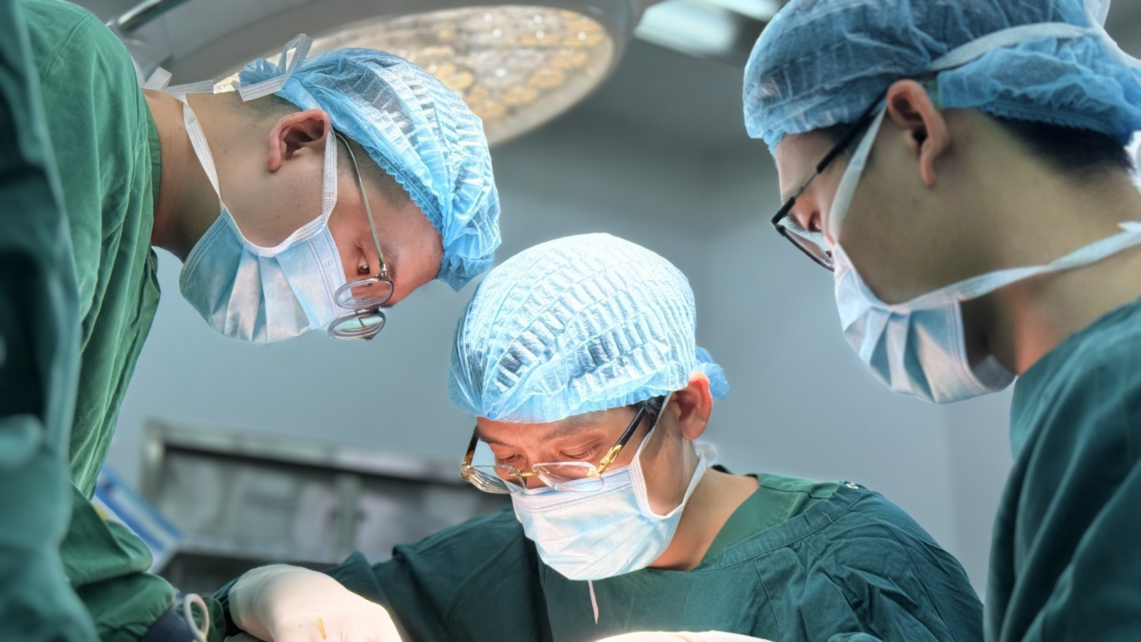 12 giờ vi phẫu nối lại bàn tay gần đứt rời 4 ngón