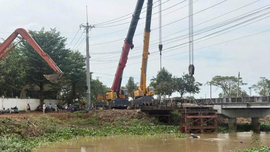 Xe quá tải làm sập cầu ở Tây Ninh