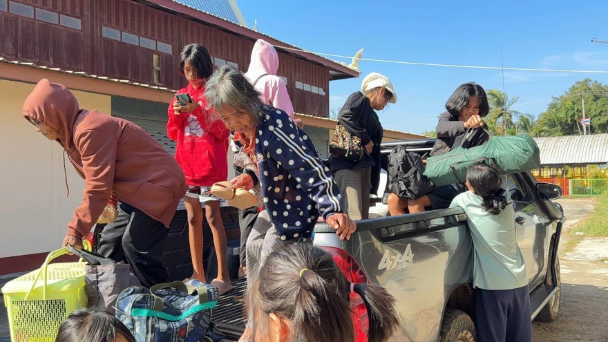 Người dân sơ tán trở về nhà sau khi Thái Lan và Campuchia ký thỏa thuận ngừng bắn