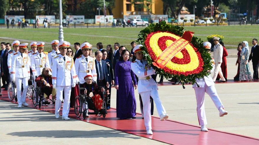 Đoàn Đại biểu dự Đại hội Thi đua yêu nước toàn quốc vào Lăng viếng Bác Hồ