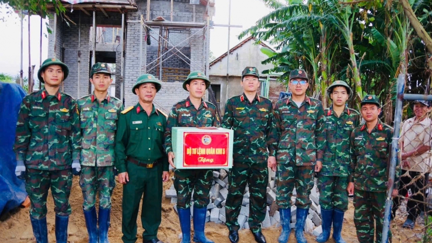 Chiến dịch Quang Trung tại Đà Nẵng: Căng bạt che mưa dựng nhà giúp dân