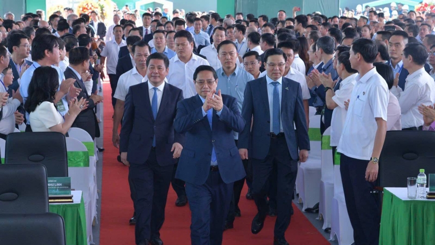 Thủ tướng: Tiếp tục chinh phục kỷ lục mới về cạnh tranh giá điện