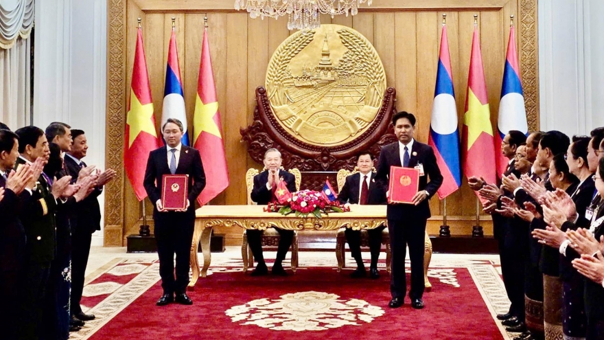 Bộ Tư pháp hai nước Việt Nam và Lào ký thỏa thuận hợp tác