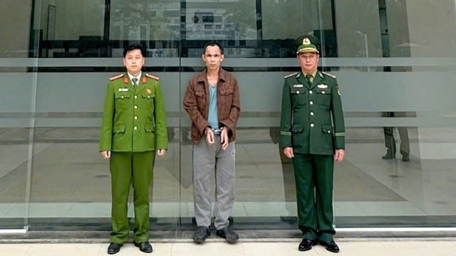 Đối tượng trốn truy nã bị bắt ngay khi nhập cảnh trở lại Việt Nam