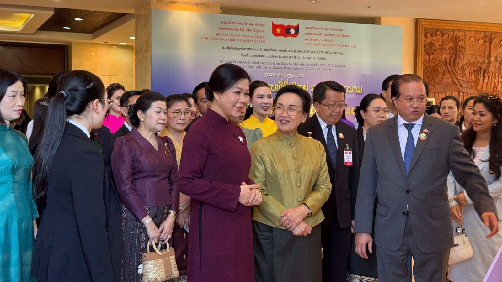 Bà Ngô Phương Ly, phu nhân Tổng Bí thư Tô Lâm dự khai mạc Tuần phim Việt Nam tại Lào