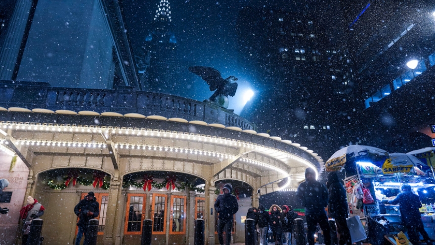 Bão tuyết tấn công khu vực Đông Bắc Mỹ, New York tê liệt vì tuyết dày