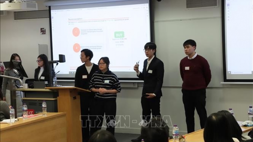 Vietnamese students shine at financial analysis competition in UK